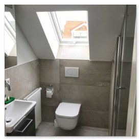 Das Badezimmer zeigt eine elegante Dusche, ein stilvolles Waschbecken und viel Tageslicht durch die Dachfenster.