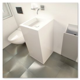 Ein modernes Badezimmer mit einem eleganten, weißen Waschbecken und einer stilvollen Toilette im Hintergrund.