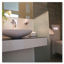 Das Bild zeigt ein minimalistisches Badezimmerdesign mit einem großen Waschbecken und einer klaren Glaswand.