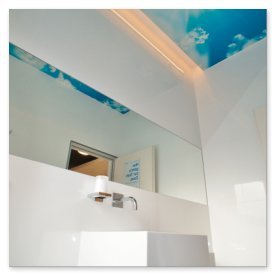Das Badezimmer zeigt ein minimalistisches Design mit einem weißen Waschbecken und einer Decke, die den Himmel darstellt.