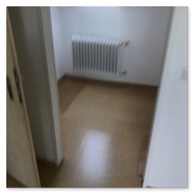 Der Raum zeigt einen Heizkörper und einen sauberen, hellen Boden, der eine ruhige und minimalistische Atmosphäre vermittelt.