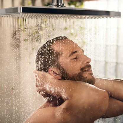 Ein Männerkopf unter einer laufenden Dusche