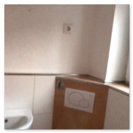 Der Raum hat helle Wände und ein Fenster, das Tageslicht hereinlässt, während ein WC im Vordergrund steht.